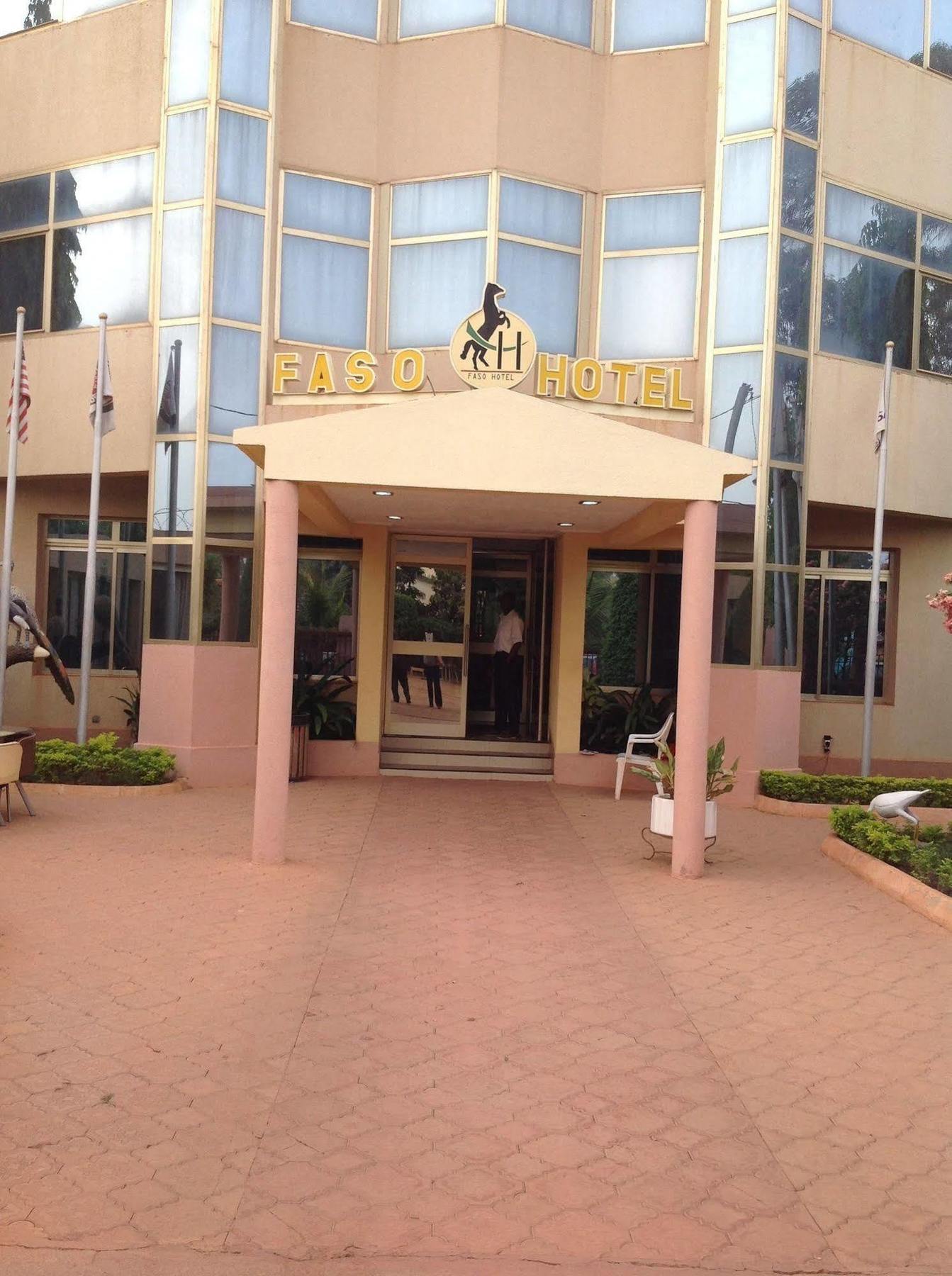 Faso Hotel Уагадугу Екстериор снимка